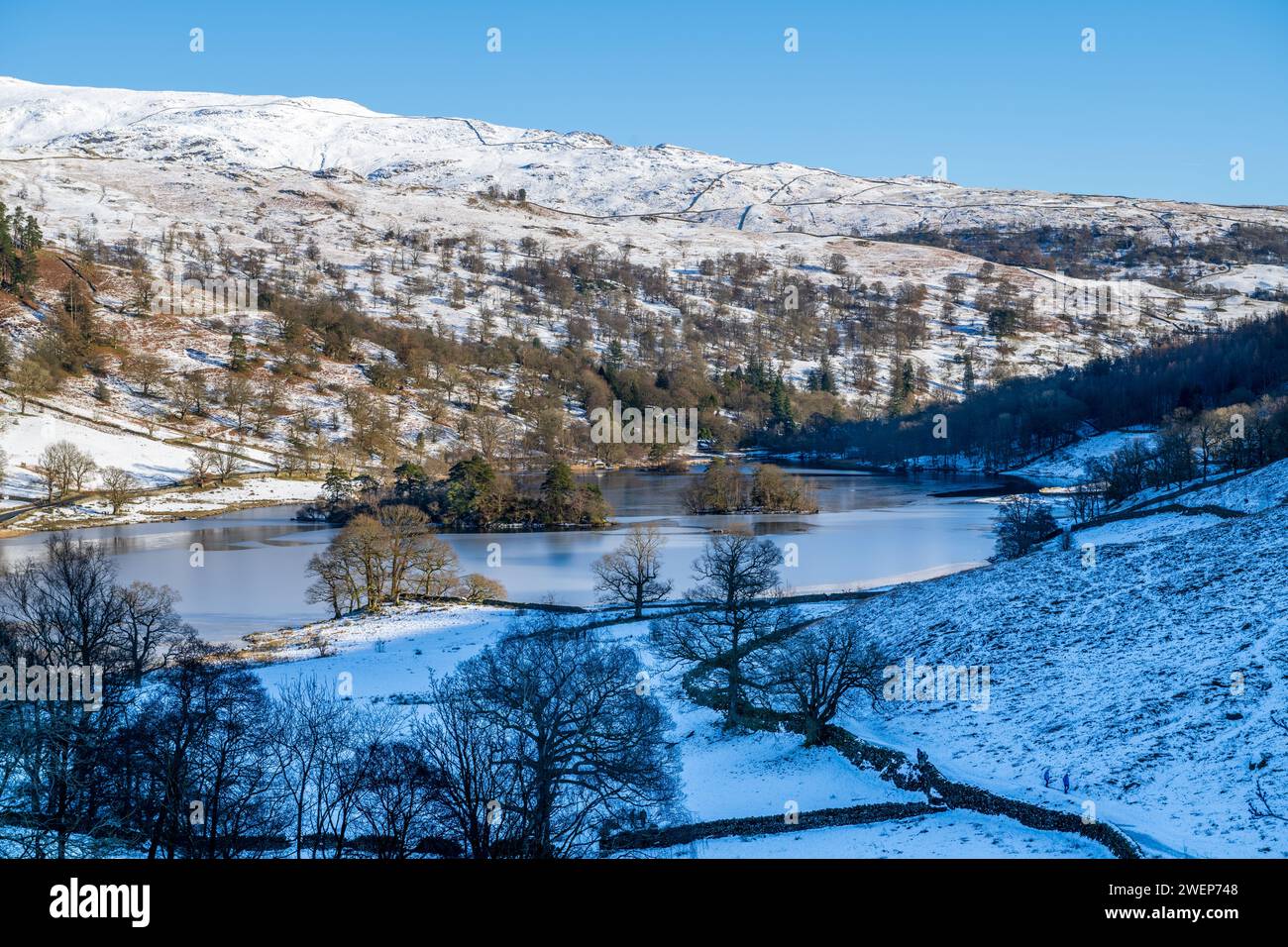 Rydal Wasser im Schnee und Eis, abends Sonnenlicht Lake District Nationalpark. UK Stockfoto