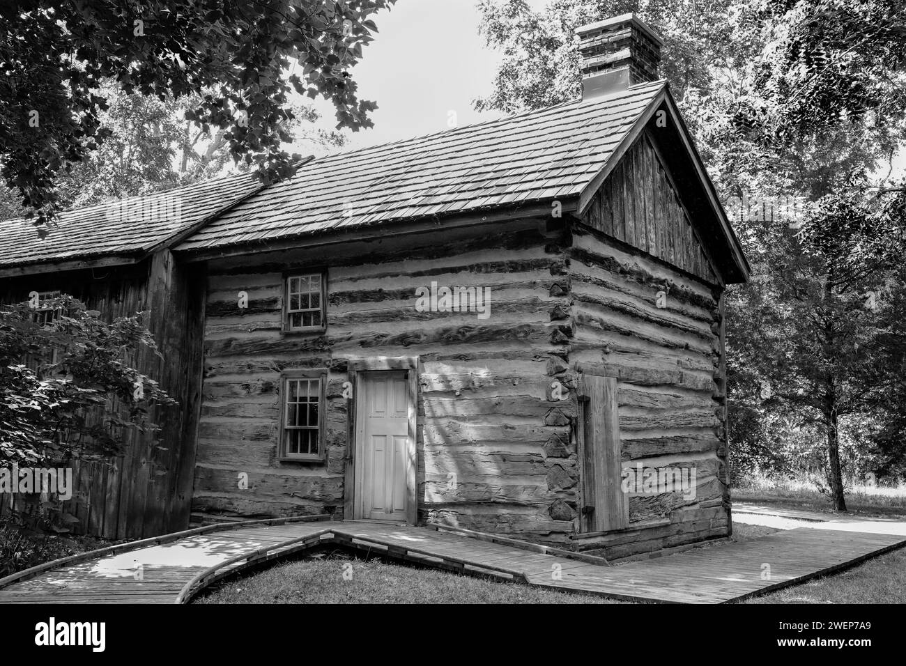 Eine rustikale Holzhütte in einer ruhigen Waldlandschaft Stockfoto