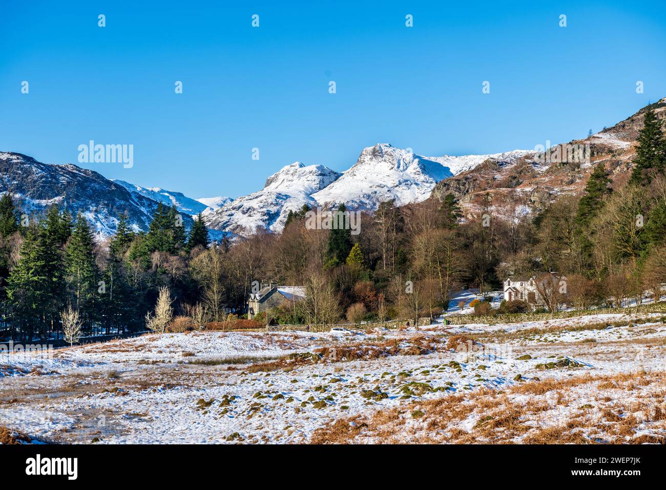 Schnee auf den Langdale Pikes vom Elterwater Village im Lake Disrict National Park Cumbria UK Stockfoto