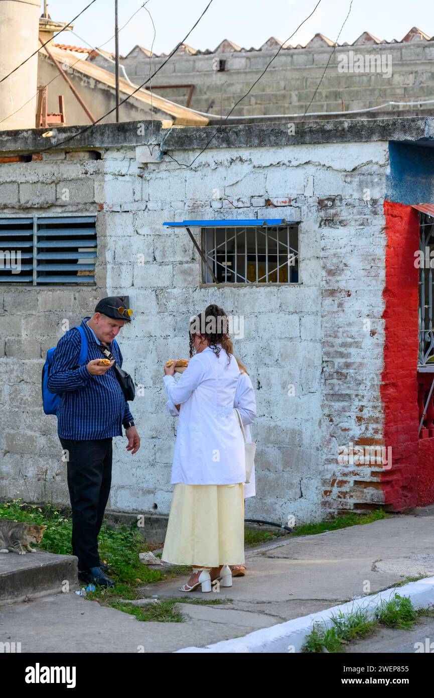 Medizinarzt und Leute, die Lebensmittel in einem Kiosk kaufen, Kleinunternehmen, santa clara Stadt, kuba, 2024 Stockfoto