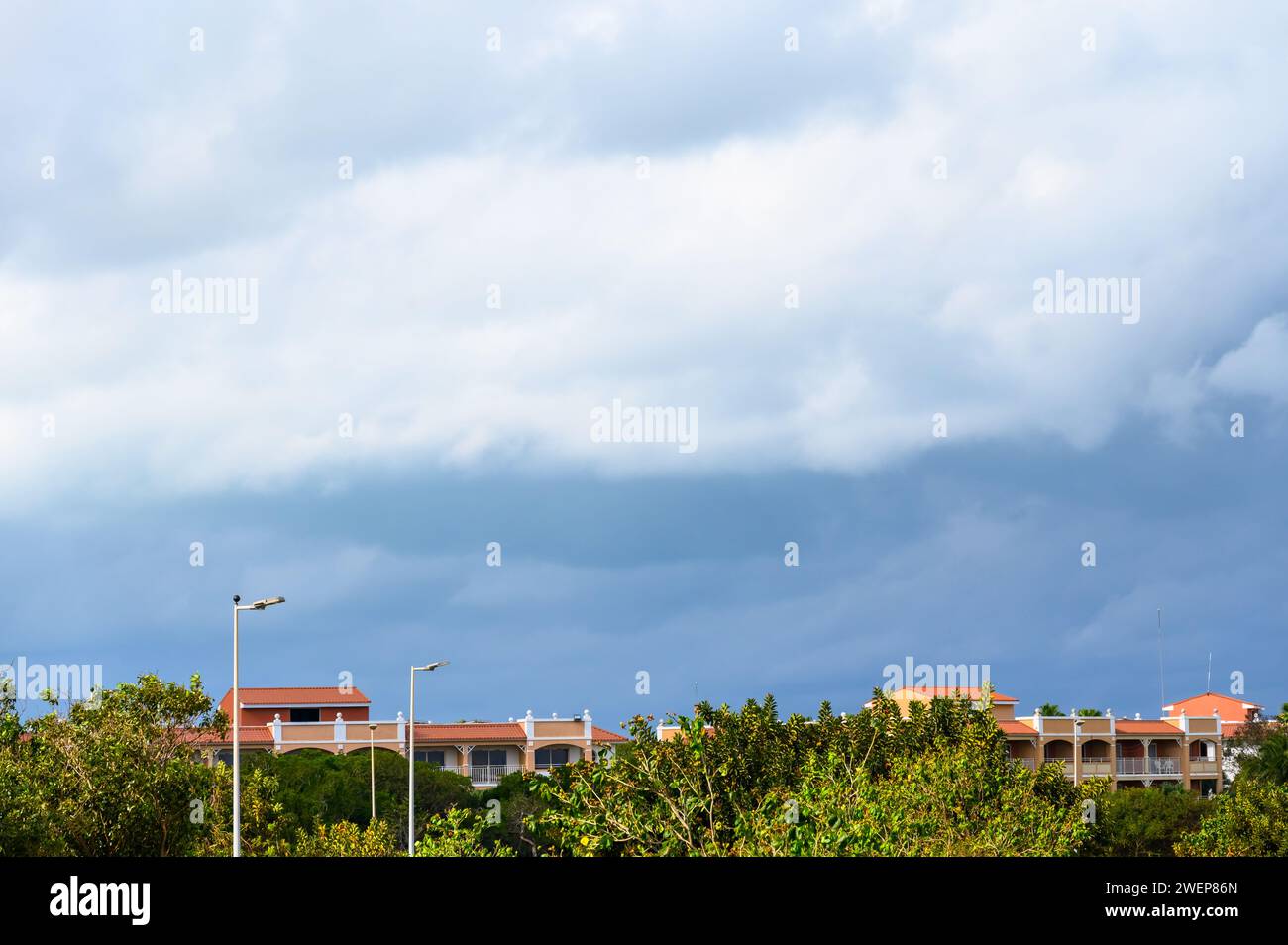 Hotelgebäude und bewölktes Wetter, varadero, kuba Stockfoto