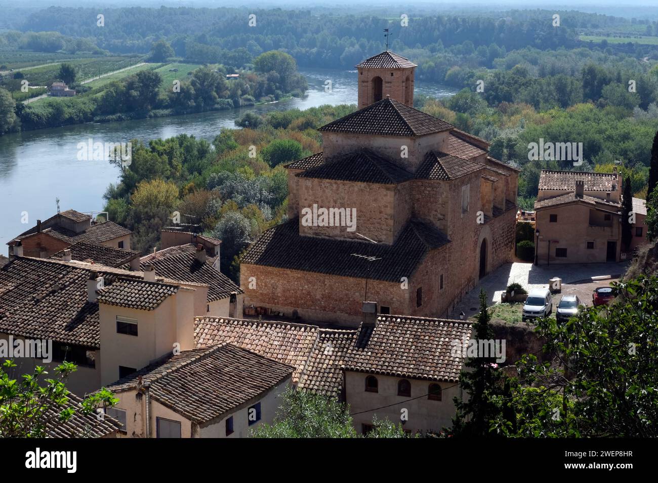 Església Vella, alte Kirche, im hübschen historischen Dorf Miravet am Ufer des Flusses Ebro, Tarragona, Katalonien, Spanien, Europa Stockfoto