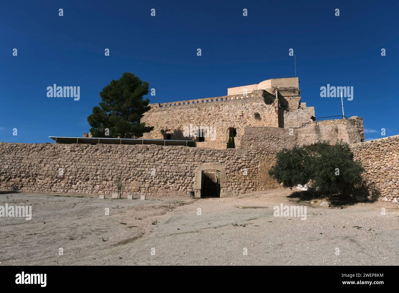 Überreste der Burg Miravet im hübschen historischen Dorf Miravet am Ufer des Flusses Ebro, Tarragona, Katalonien, Spanien, Europa Stockfoto