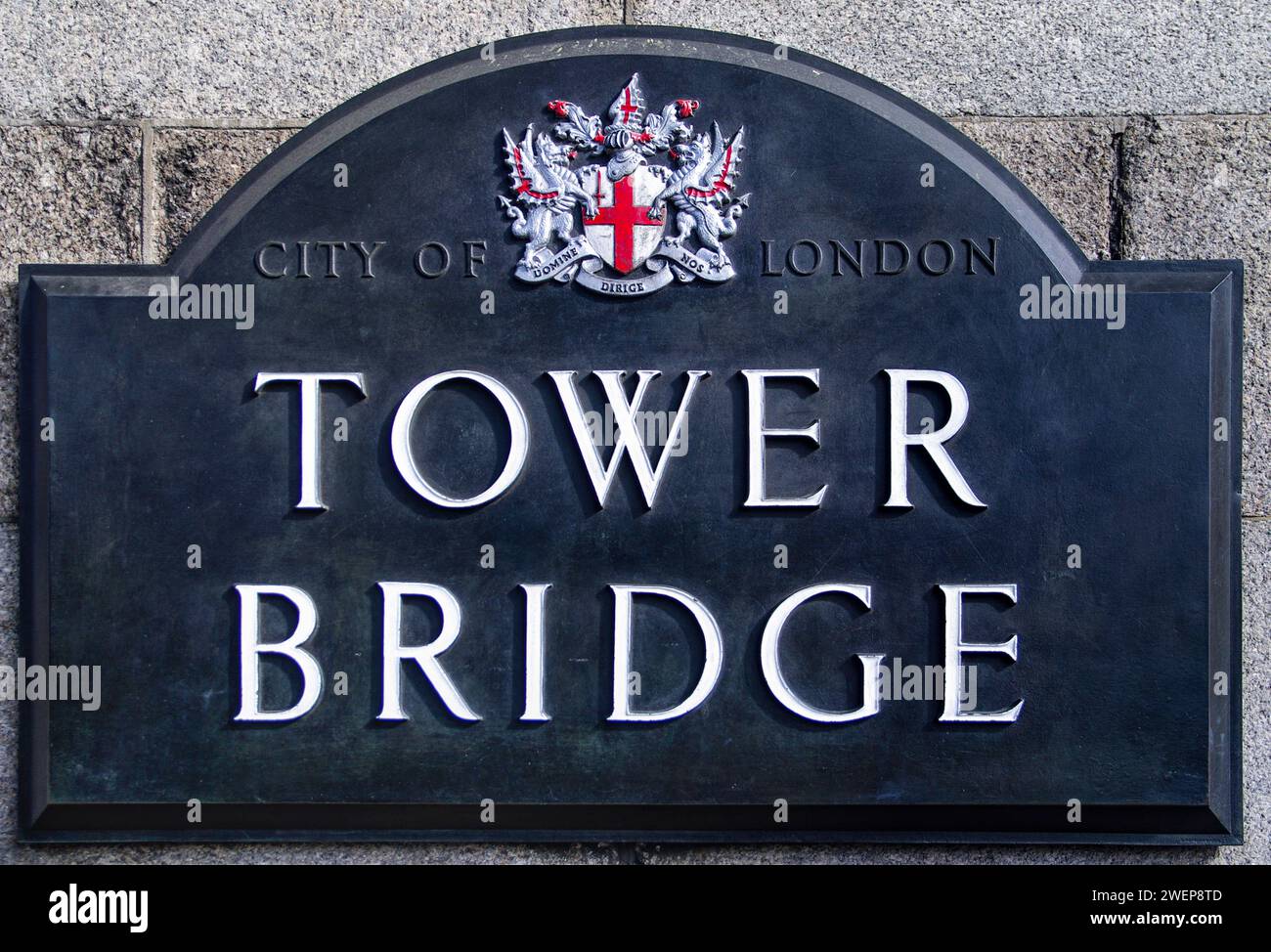 London: Berühmte Brücke – die Tower Bridge. - Das Namensschild an einem der berühmtesten Bauwerke Londons. Die 1894 eröffnete Brücke überspannt die Th Stockfoto