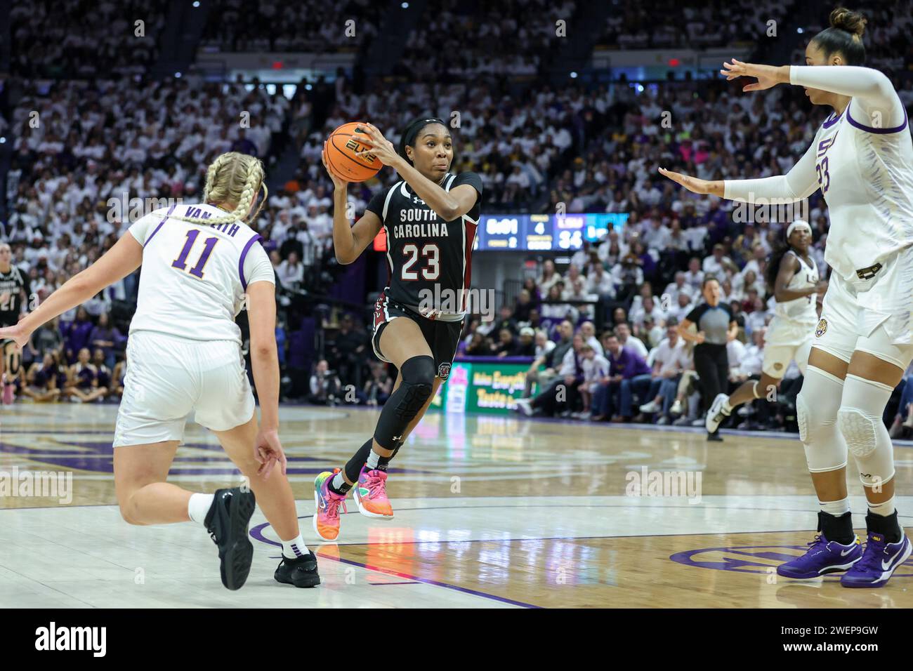 Baton Rouge, LA, USA. Januar 2024. Im Pete Maravich Assembly Center in Baton Rouge, LA, fährt die Bree Hall (23) von South Carolina zum Korb. Jonathan Mailhes/CSM/Alamy Live News Stockfoto