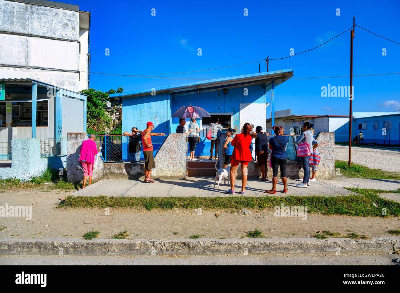 Kubanische Leute stehen in der Schlange oder warten in der Schlange, santa clara, kuba Stockfoto