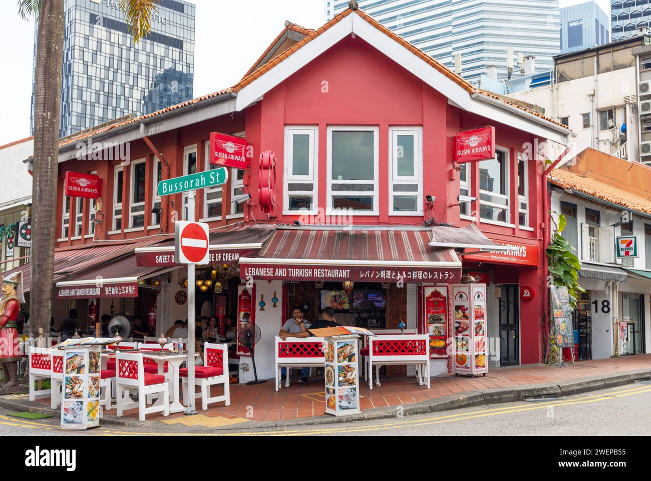 Sanobar Türkisches und libanesisches Restaurant an der Ecke Bussorah Street und Baghdad Street, Singapur Stockfoto