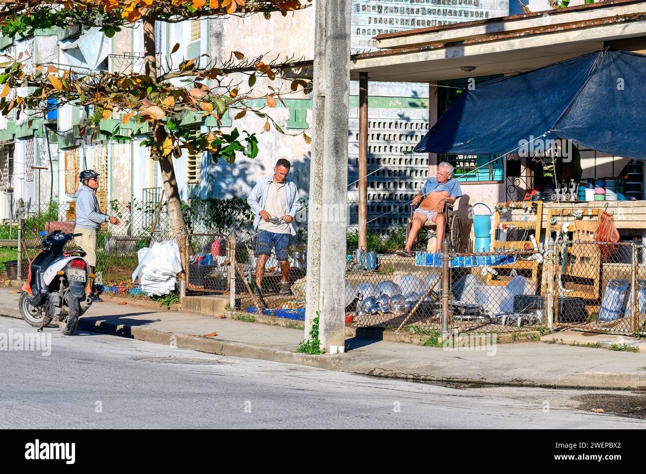 Leute bei einem kleinen Unternehmen in einer Hausveranda, santa clara, kuba Stockfoto