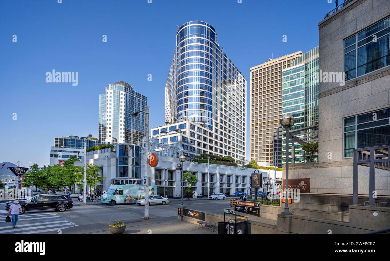 Luxushotels und Einkaufszentrum im Waterfront Centre, Vancouver, British Columbia, Kanada am 2. Juni 2023 Stockfoto