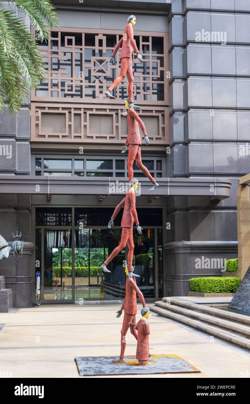 Roberto Barni Skulptur am Eingang zum Parkview Square, 600 North Bridge Road, Singapur Stockfoto