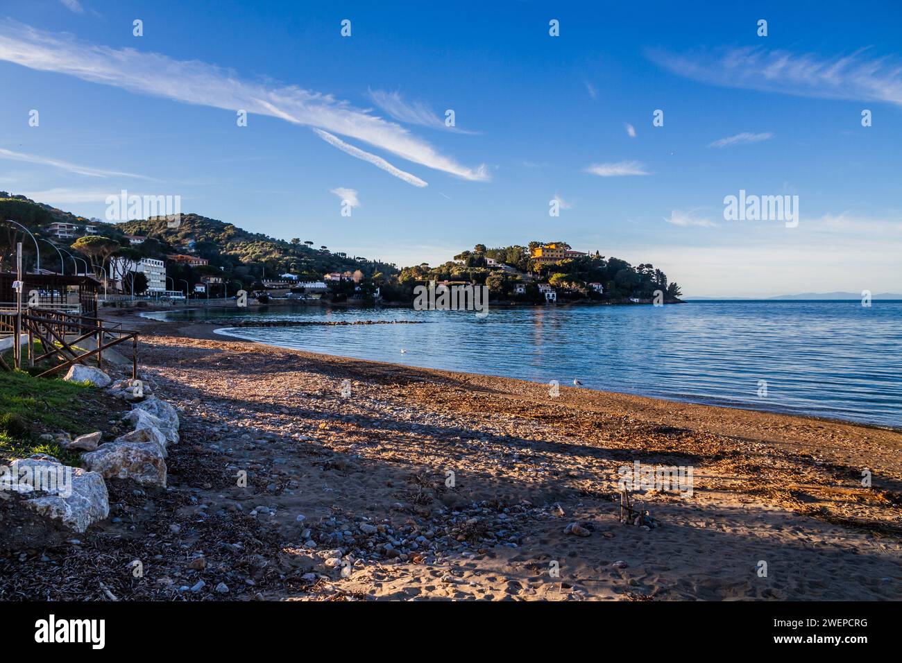 Mare calmo di Pozzarello, Siamo in der Toskana, sull'Argentario, Taube la bellissima spiaggia di Pozzarello è complete amente deserta e al tramonto. Tempo. Stockfoto