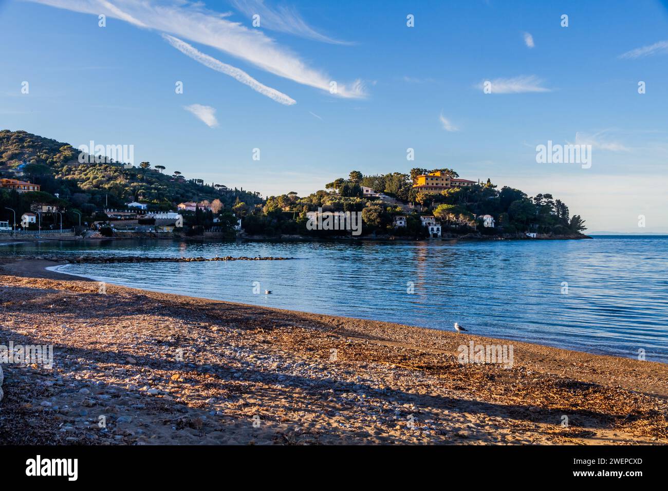 Mare calmo di Pozzarello, Siamo in der Toskana, sull'Argentario, Taube la bellissima spiaggia di Pozzarello è complete amente deserta e al tramonto. Tempo. Stockfoto