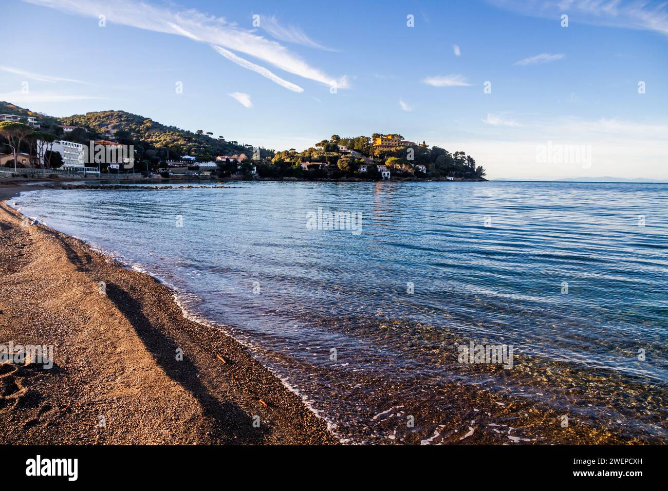 Mare calmo di Pozzarello, Siamo in der Toskana, sull'Argentario, Taube la bellissima spiaggia di Pozzarello è complete amente deserta e al tramonto. Tempo. Stockfoto