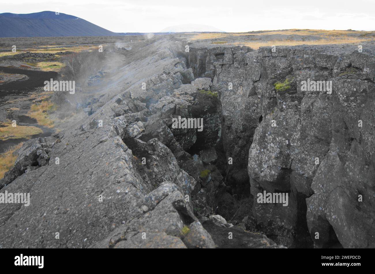 Verwerfungslinie über der Grjotagja-Höhle - geothermische heiße Quelle, Lake Myvatn, Nordisland Stockfoto