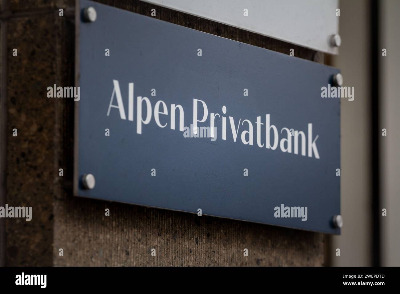 Abbildung eines Schildes mit dem Logo der Alpen Privatbank an der örtlichen Niederlassung in Düsseldorf. Die Alpen Privatbank ist eine Privatbank in West A Stockfoto