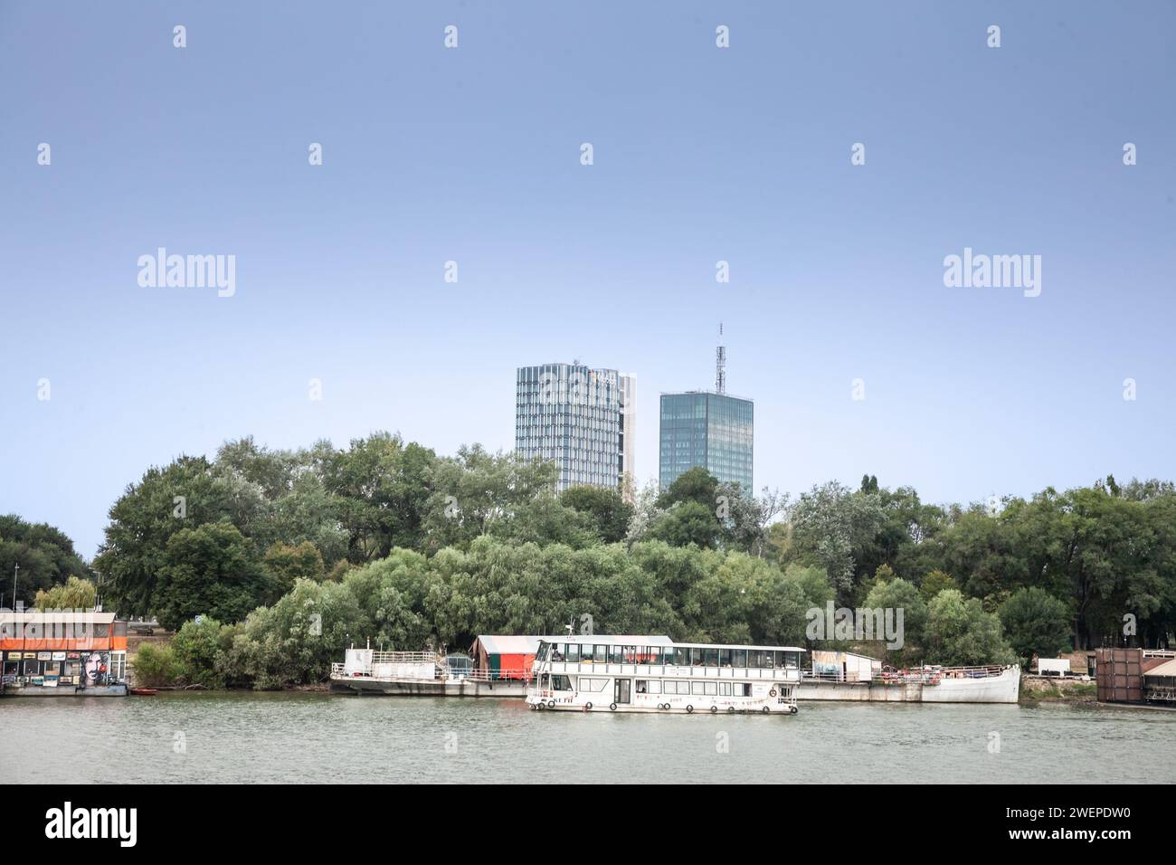 Bild von Booten und Splavovi in Belgrad auf der Save. Der Usce Tower ist ein 25-stöckiges Hochhaus mit gemischter Nutzung in der Gemeinde Belgrad Stockfoto