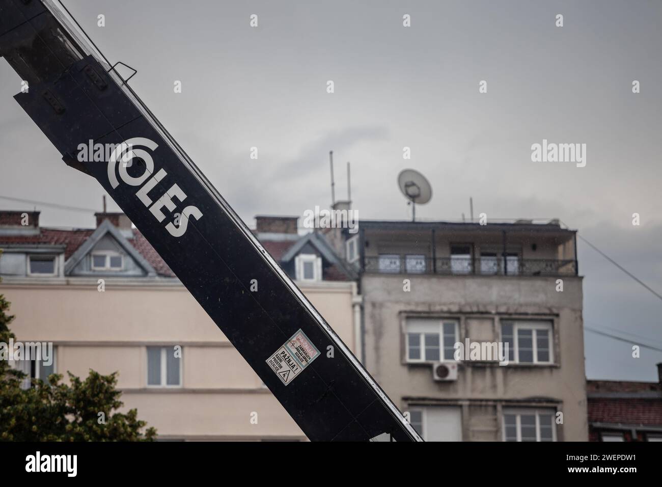 Bild eines Krans mit dem Logo von Coles. Coles ist ein Hersteller von Kränen und anderen industriellen Geräten. Stockfoto