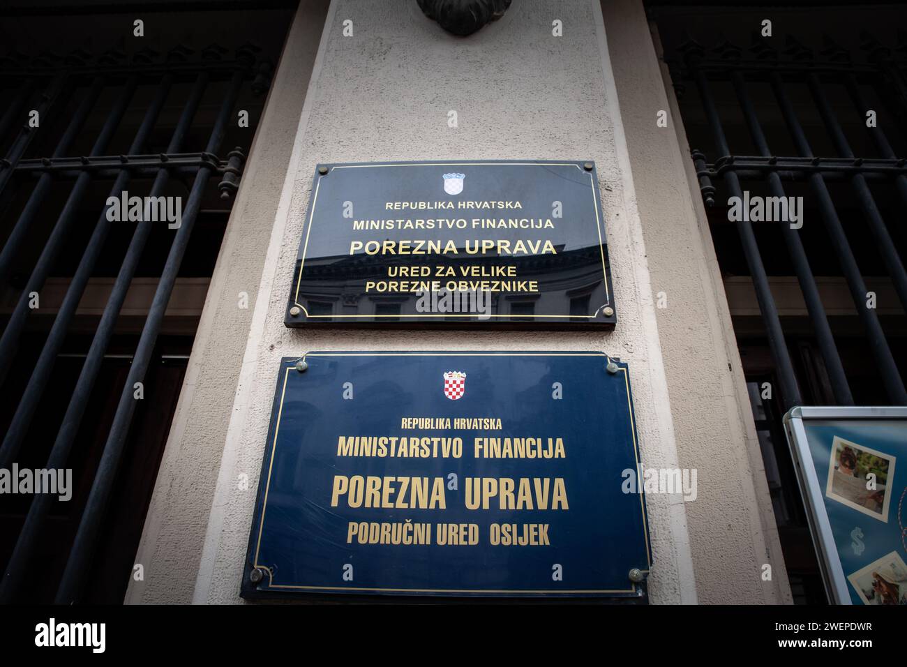Bild des Eingangs zur kroatischen Steuerverwaltung, genannt porezna uprava, zuständig für die Verwaltung der Steuerpolitik Kroatiens, in osijek, Croa Stockfoto
