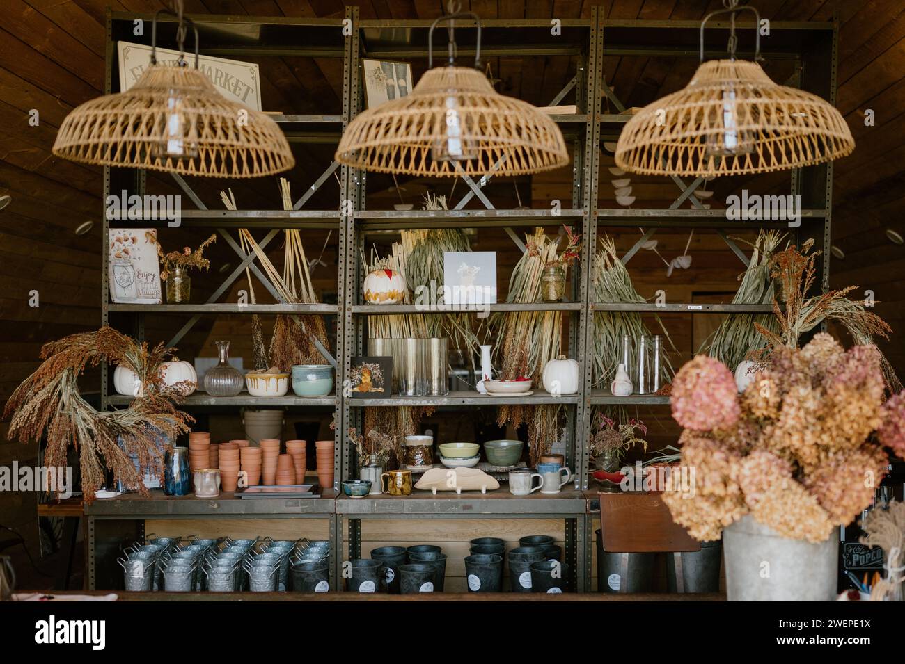 Einige Artikel in Regalen in einem kleinen Boho-Laden Stockfoto