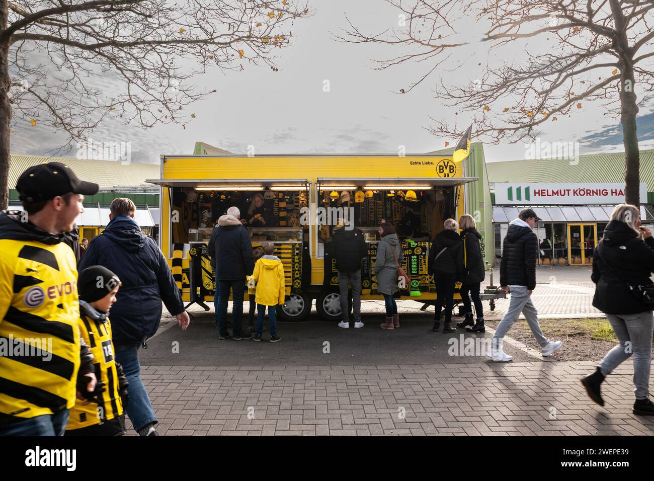 Foto von BVB Borussia Dortmund-Anhängern in Dortmund, Deutschland, die vor dem Fanshop des Teams stehen, einer offiziellen Boutique. Ballspielverein Stockfoto