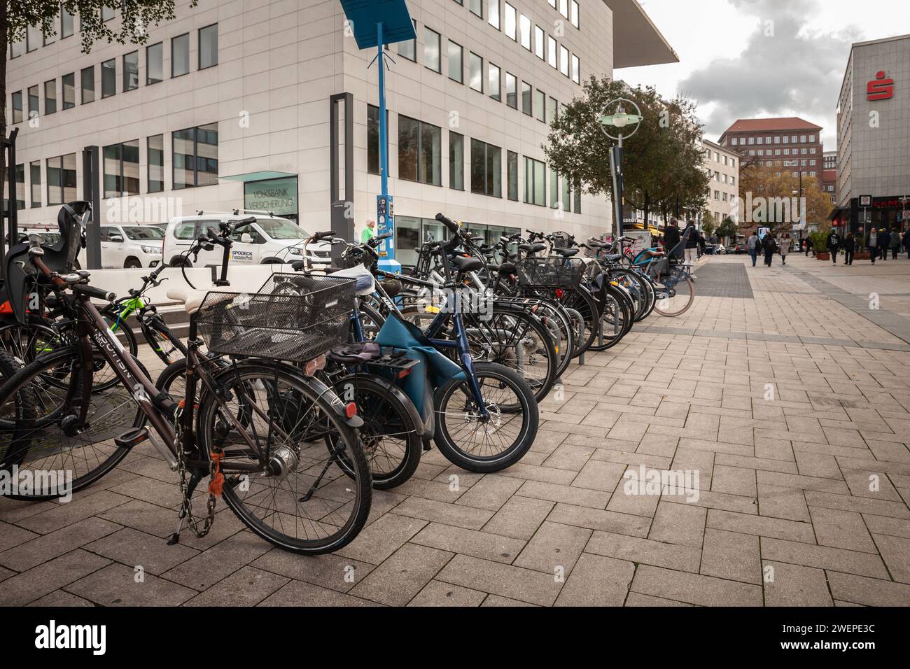 Bild einer Gruppe von Fahrrädern, geparkt und gestapelt im Stadtzentrum von Dortmund, Deutschland. Stockfoto