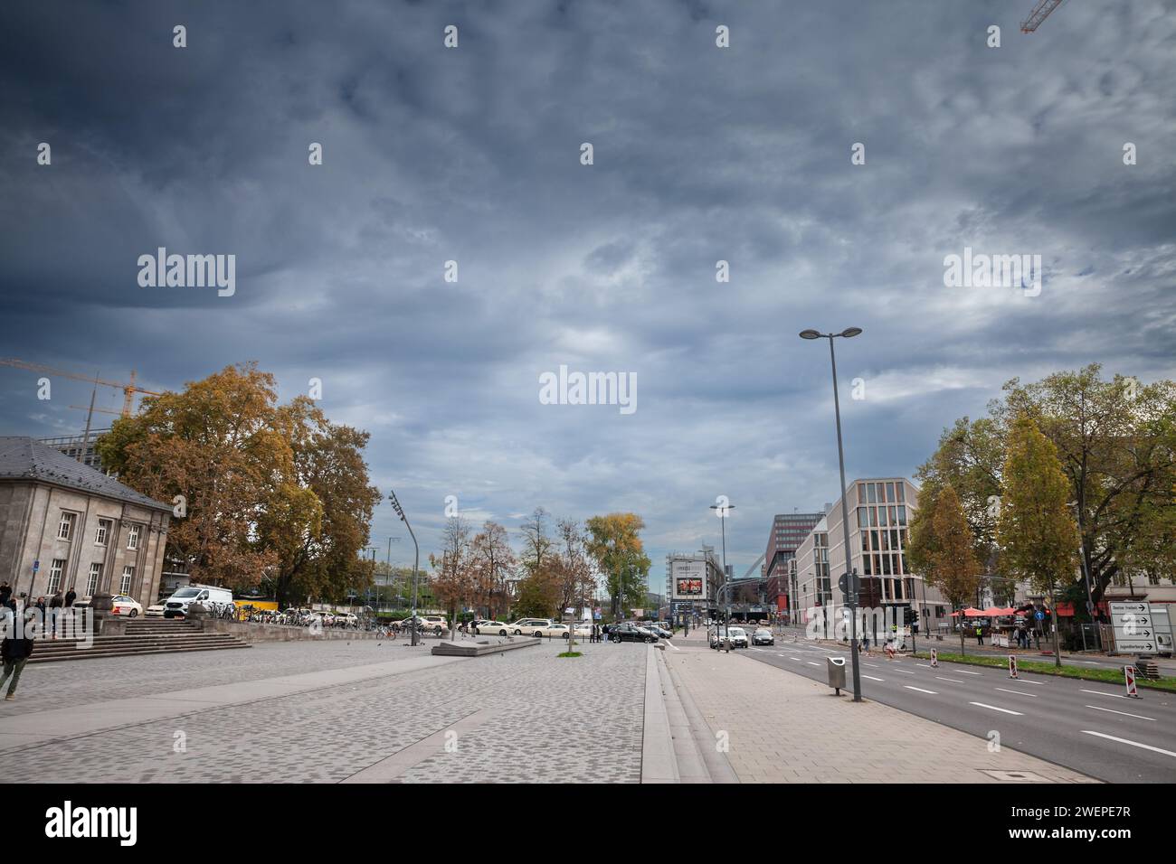 Bild des Panorama der Köln messe von der Opladener straße in Köln. Der Stadtteil Deutz grenzt an den Rheinboulevard, einen Fußgänger Stockfoto