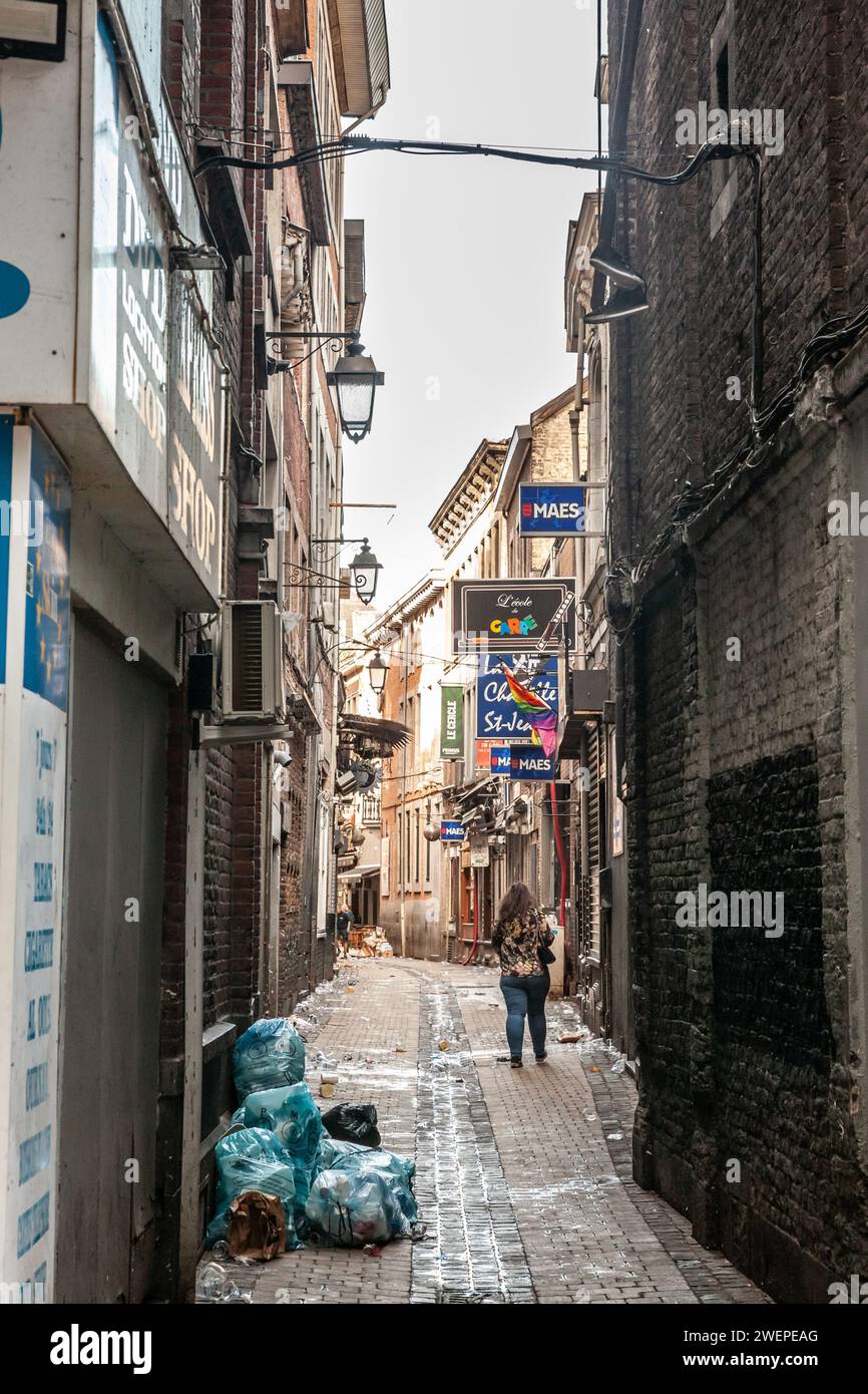 Bild einer typischen Straße des Stadtzentrums von Lüttich, Belgien, rue tete de boeuf, mit alten und verfallenen Gebäuden. Lüttich ist eine große Stadt und munici Stockfoto