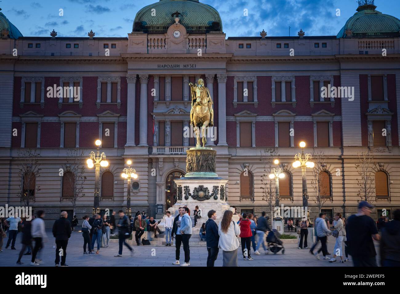 Bild des Nationalmuseums Serbiens in belgrad mit der Statue des Prinzen Mihailo vor dem Gebäude, auf dem Platz der republik, auch republikplatz genannt Stockfoto