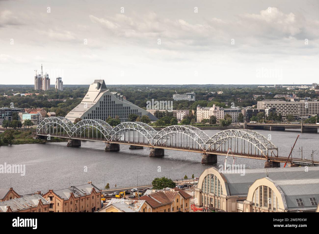 Bild der Rigaer Eisenbahnbrücke. Die Eisenbahnbrücke (oder Dzelzcela Tilts) ist eine Brücke, die den Fluss Daugava in Riga, der Hauptstadt Lettlands, überquert. Stockfoto