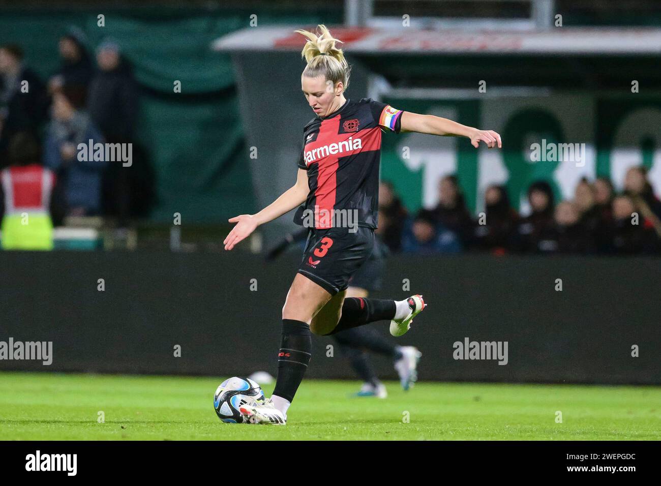 Bremen, Deutschland. Januar 2024. v.li.: Melissa Friedrich (Bayer 04 Leverkusen, 3) am Ball, Einzelbild, Ganzkörper, Aktion, ACTION, SPIELSZENE, DIE DFB-RICHTLINIEN UNTERSAGEN JEGLICHE NUTZUNG VON FOTOS ALS SEQUENZBILDER UND/ODER VIDEOÄHNLICHE FOTOSTRECKEN. DFB-VORSCHRIFTEN VERBIETEN JEDE VERWENDUNG VON FOTOGRAFIEN ALS BILDSEQUENZEN UND/ODER QUASI-VIDEO., 26.01.2024, Bremen (Deutschland), Fussball, Google Pixel Frauen-Bundesliga, SV Werder Bremen - Bayer 04 Leverkusen Credit: dpa/Alamy Live News Stockfoto