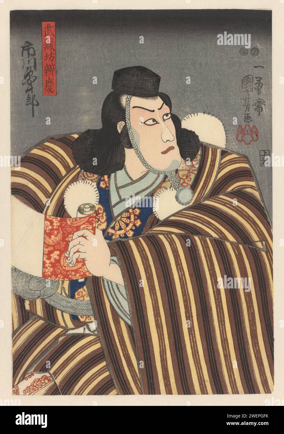 Benkei hält eine Handrolle, Utagawa Kuniyoshi, 1849 Abdruck Musashibô Benkei, hier gespielt vom Kabuki-Schauspieler Ichikawa Danjurô VIII., schaut beiseite, während er eine Schrift in den Händen hält, um Togashi davon abzuhalten, dass der Schrifrol leer ist. Papierfarbe Holzschnitt Porträt von Schauspieler, Schauspielerin. Scrollen Stockfoto
