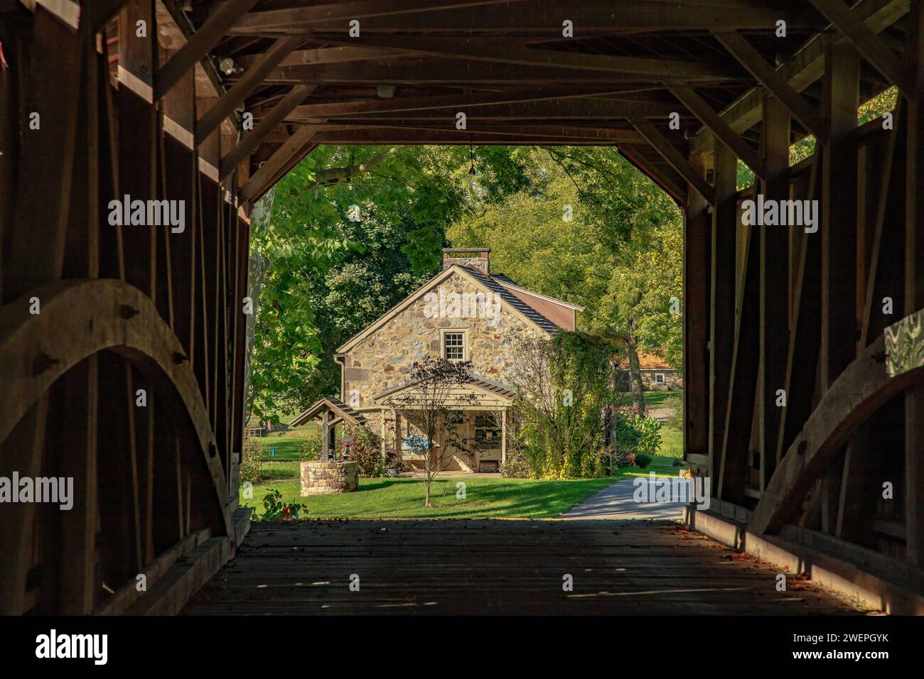 Haus in überdachter Brücke eingerahmt Stockfoto