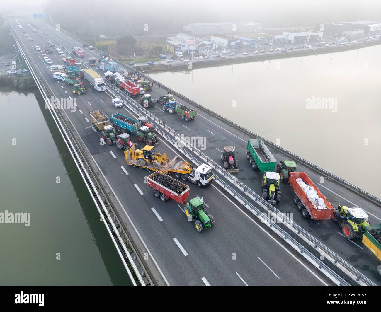 Bauernproteste blockieren die Autobahn A63 (Hubert Touya Viaduct, Bayonne (64100), Pyrénées-Atlantiques (64), Nouvelle Aquitaine, Frankreich, Europa, 26.01.2024). Am vierten Tag der Blockade, am Freitag, 26. Januar 2024, haben die Bauern aus Pyrénées-Atlantiques, als Reaktion auf den Aufruf der FDSEA 64 und Young Farmers haben Blockaden an den Autobahnkreuzen Bayonne organisiert. Auf diesem Abschnitt der Autobahn ist der Verkehr seit vier Tagen unterbrochen. Die Proteste in der Landwirtschaft sind ein Zeichen für die Krise, vor der der Agrarsektor in Frankreich und Europa steht. Stockfoto
