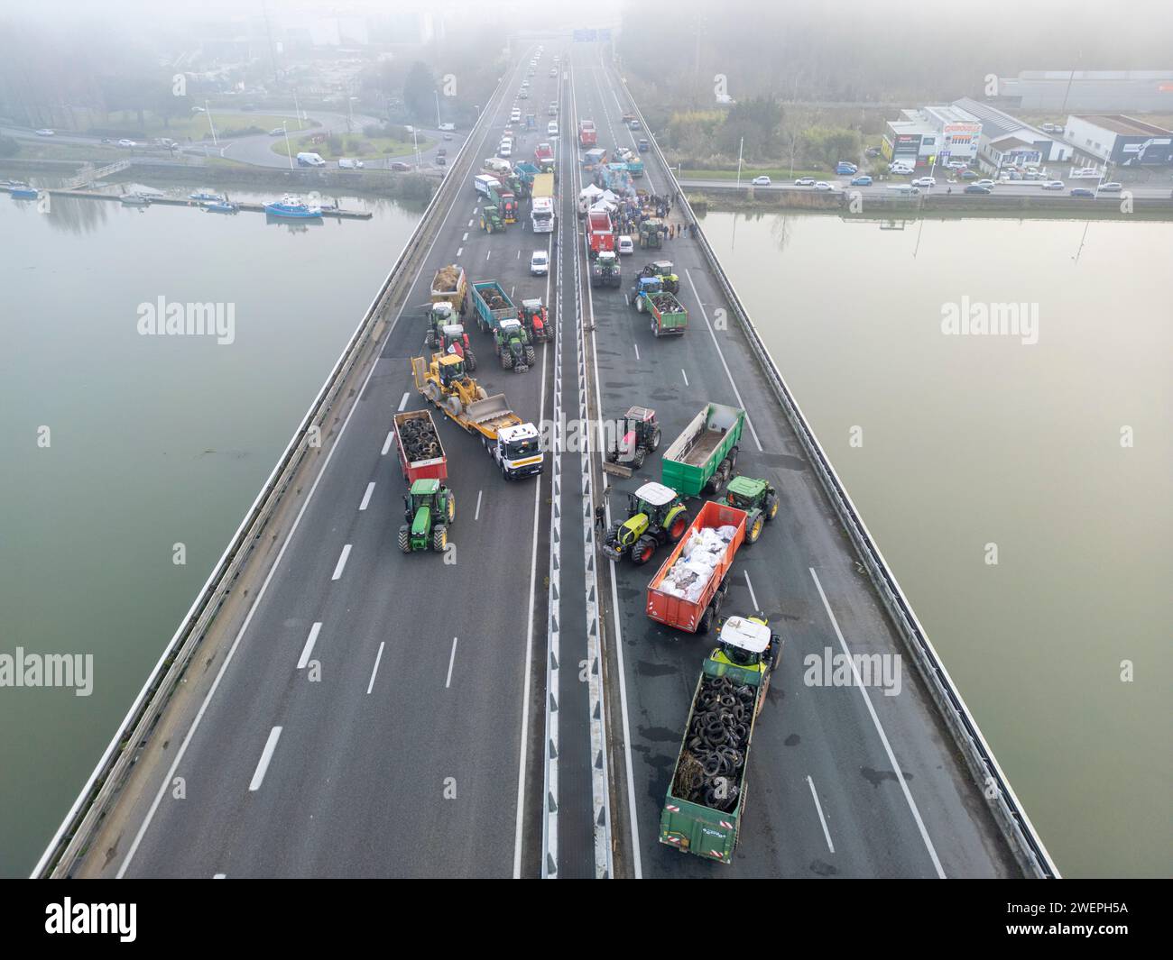 Bauernproteste blockieren die Autobahn A63 (Hubert Touya Viaduct, Bayonne (64100), Pyrénées-Atlantiques (64), Nouvelle Aquitaine, Frankreich, Europa, 26.01.2024). Am vierten Tag der Blockade, am Freitag, 26. Januar 2024, haben die Bauern aus Pyrénées-Atlantiques, als Reaktion auf den Aufruf der FDSEA 64 und Young Farmers haben Blockaden an den Autobahnkreuzen Bayonne organisiert. Auf diesem Abschnitt der Autobahn ist der Verkehr seit vier Tagen unterbrochen. Die Proteste in der Landwirtschaft sind ein Zeichen für die Krise, vor der der Agrarsektor in Frankreich und Europa steht. Stockfoto