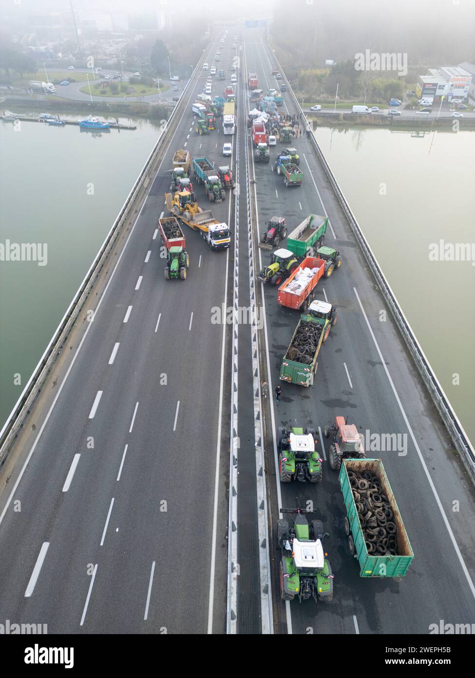 Bauernproteste blockieren die Autobahn A63 (Hubert Touya Viaduct, Bayonne (64100), Pyrénées-Atlantiques (64), Nouvelle Aquitaine, Frankreich, Europa, 26.01.2024). Am vierten Tag der Blockade, am Freitag, 26. Januar 2024, haben die Bauern aus Pyrénées-Atlantiques, als Reaktion auf den Aufruf der FDSEA 64 und Young Farmers haben Blockaden an den Autobahnkreuzen Bayonne organisiert. Auf diesem Abschnitt der Autobahn ist der Verkehr seit vier Tagen unterbrochen. Die Proteste in der Landwirtschaft sind ein Zeichen für die Krise, vor der der Agrarsektor in Frankreich und Europa steht. Stockfoto