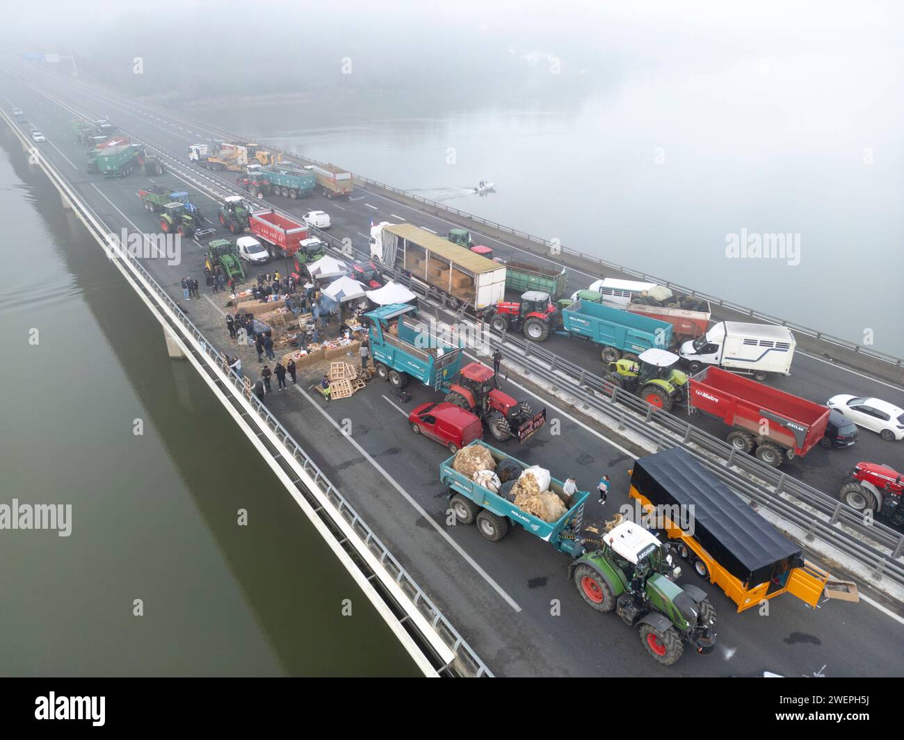 Bauernproteste blockieren die Autobahn A63 (Hubert Touya Viaduct, Bayonne (64100), Pyrénées-Atlantiques (64), Nouvelle Aquitaine, Frankreich, Europa, 26.01.2024). Am vierten Tag der Blockade, am Freitag, 26. Januar 2024, haben die Bauern aus Pyrénées-Atlantiques, als Reaktion auf den Aufruf der FDSEA 64 und Young Farmers haben Blockaden an den Autobahnkreuzen Bayonne organisiert. Auf diesem Abschnitt der Autobahn ist der Verkehr seit vier Tagen unterbrochen. Die Proteste in der Landwirtschaft sind ein Zeichen für die Krise, vor der der Agrarsektor in Frankreich und Europa steht. Stockfoto