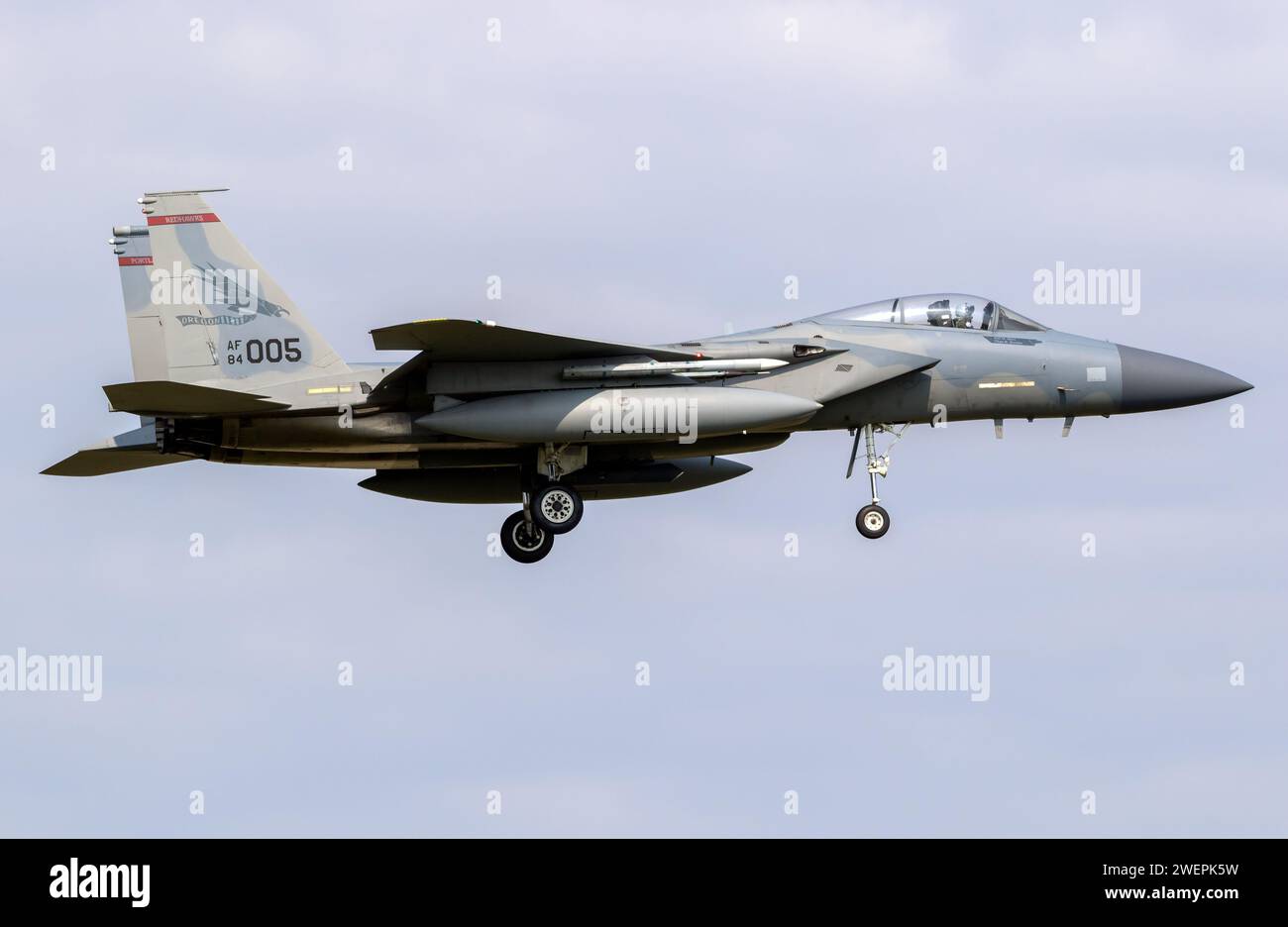 Der F-15C Eagle-Kampfflugzeug der US Air Force von Oregon ANG kommt während der NATO-Übung Frisian Flag auf dem Luftwaffenstützpunkt Leeuwarden an. Niederlande - 11. April 201 Stockfoto