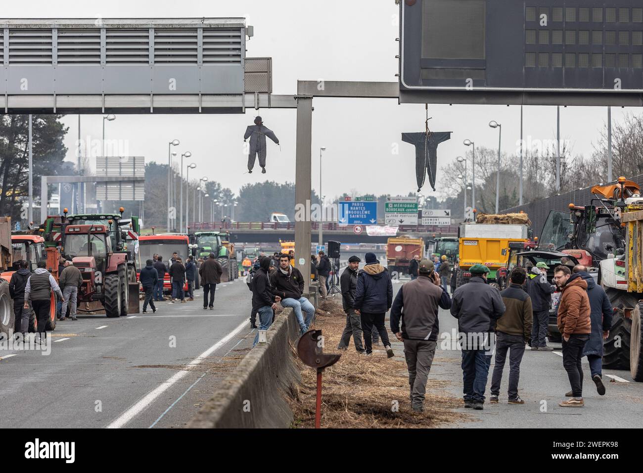 Bordeaux, Frankreich. Januar 2024. © PHOTOPQR/SUD OUEST/Thierry DAVID ; Bordeaux ; 26/01/2024 ; DESCRIPTION:Bordeaux 26 janvier 2024. Apres midi du Vendredi des Agriculteurs en colère au barrage installés entre les sorties 26 et 27 de la rocade Bordelaise, à hauteur d'Artigues-près-Bordeaux et Lormont .Apres le départ des Premier Tracteurs, l'attende des annonces de GabrielAttal et la fin du Blocage. - Französische Bauernproteste weiter Frankreich 26. Januar 2024 Credit: MAXPPP/Alamy Live News Stockfoto
