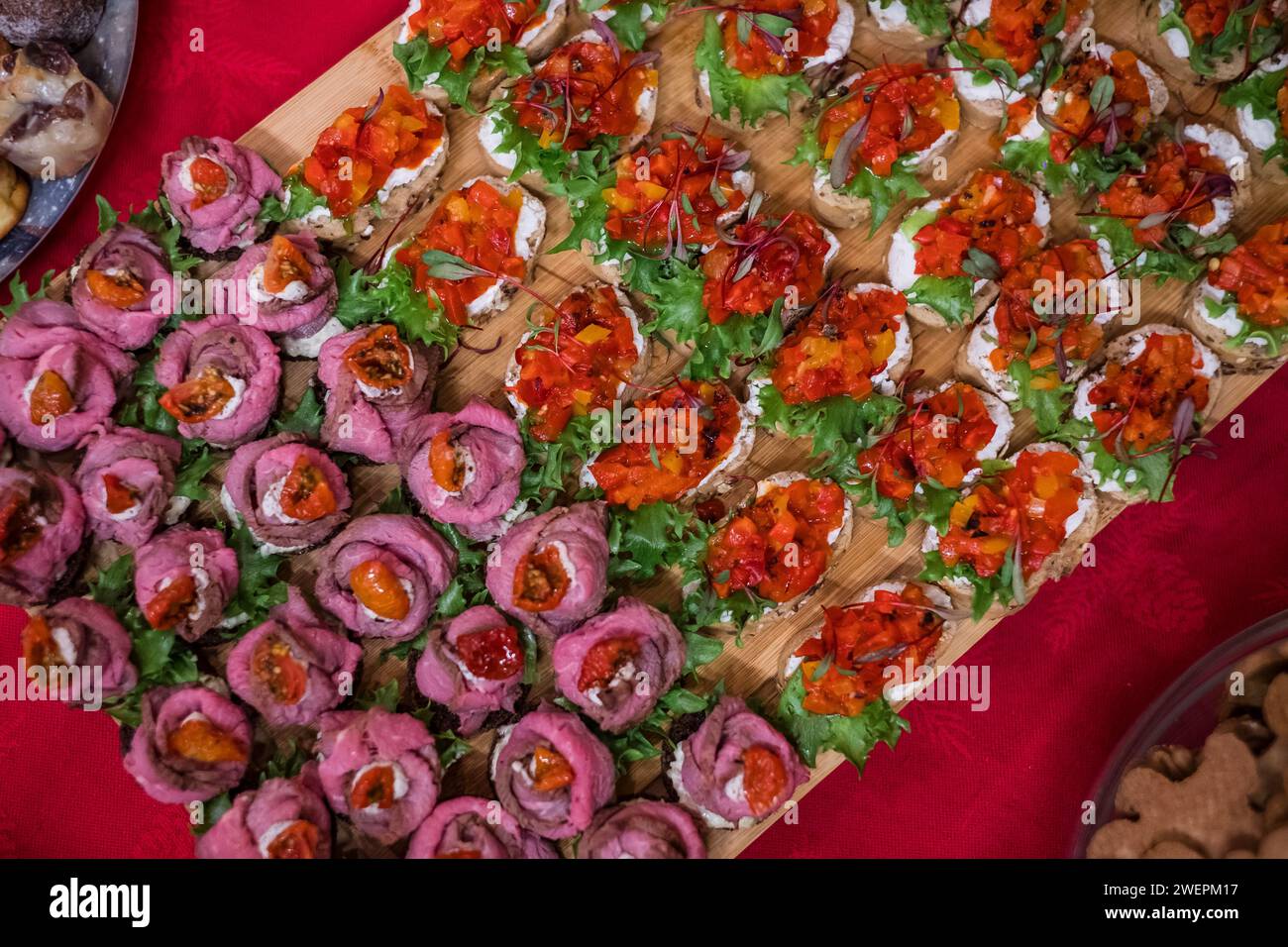 Tablett voll mit kleinen Snack-Fleisch-Sandwiches und Bruschetta. Stockfoto