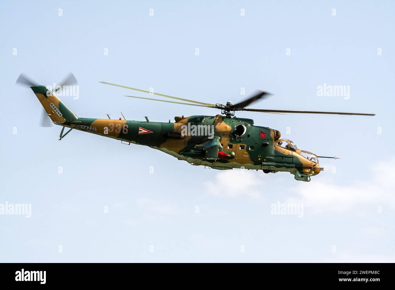 Die ungarische Luftwaffe MIL Mi-24 Hind-Angriffshubschrauber fliegen vorbei. Lüttich, Belgien - 13. Mai 2007 Stockfoto