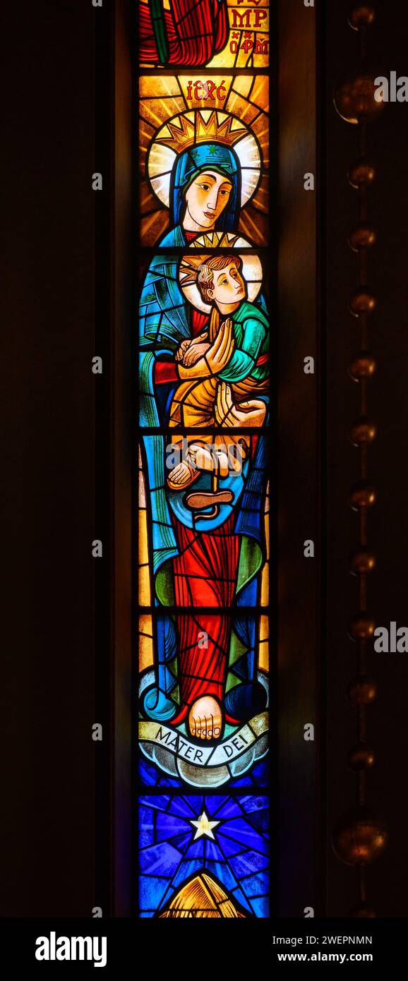 Mater Dei [Mutter Gottes] / unsere Mutter ewiger Hilfe. Ein Buntglasfenster in Igreja de Nossa Senhora de Fátima, Lissabon. Stockfoto