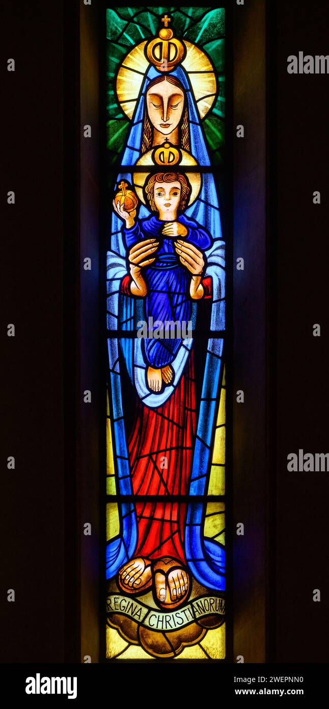 Regina Christianorum, ein Titel der Jungfrau Maria. Ein Buntglasfenster in Igreja de Nossa Senhora de Fátima, Lissabon. Stockfoto