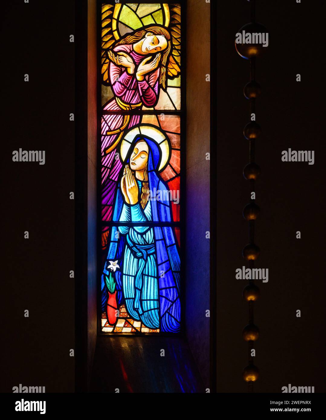 Die Verkündigung an die Jungfrau Maria. Ein Buntglasfenster in Igreja de Nossa Senhora de Fátima, Lissabon. Stockfoto