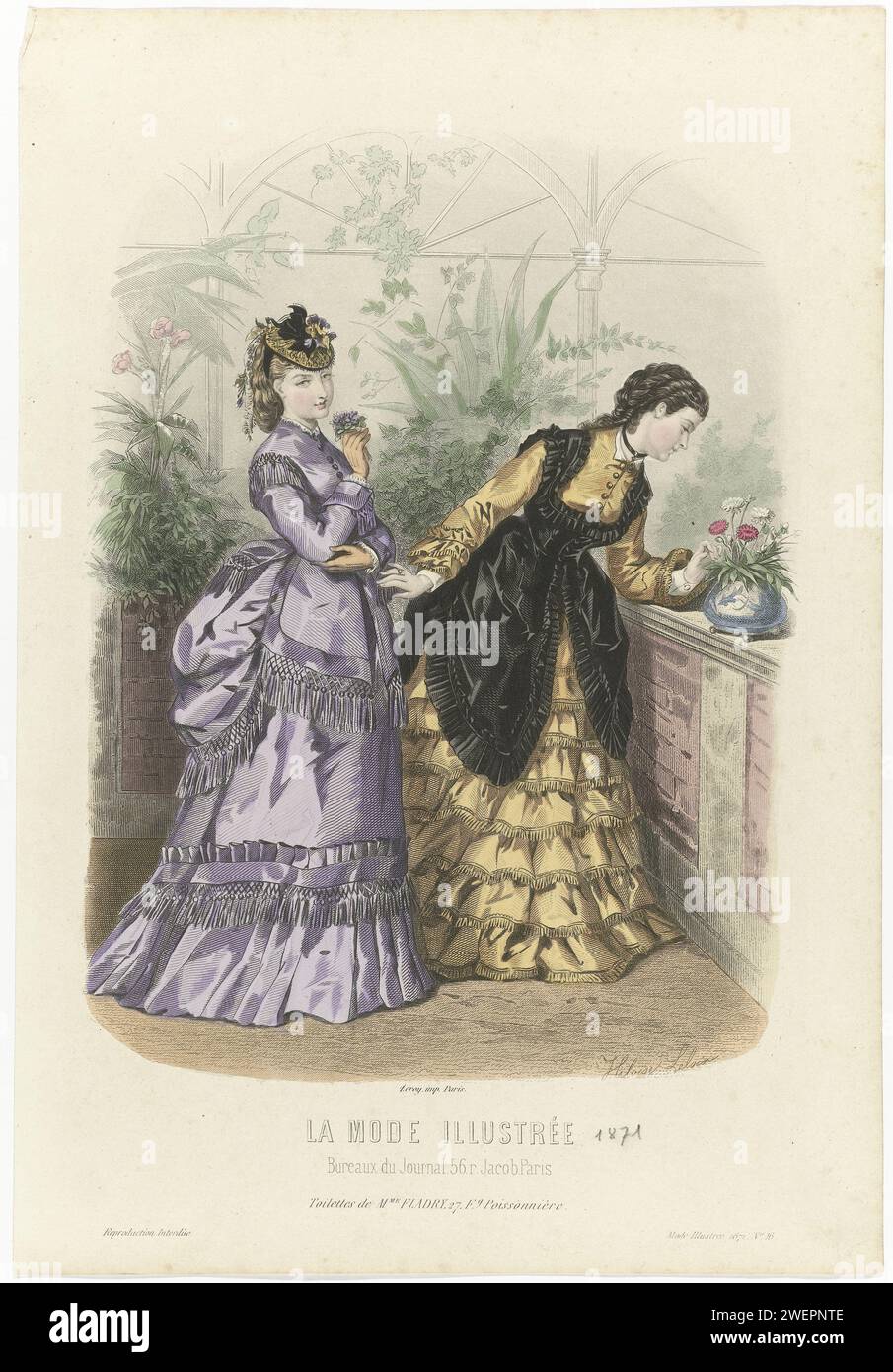 Illustrated Fashion, 1871, Nr. 16: Toiletten von Mme Fladry (...), 1871 zwei Frauen sind in einem Gewächshaus, gekleidet in Fladry-Kleider. Druck aus dem Modemagazin La Mode Illustrée (1860-1937). Papiergravur von Modetafeln. Kopfbedeckung (+ Damenkleidung). Kleid, Kleid (+ Damenkleidung). Anhänger, Schmuckstück, „Breloque“ (+ Damenkleidung). Handschuhe, Fäustlinge usw. (+ Damenkleidung). Schnittblumen, Nasenbluten, Blumenstrauß. Ring (+ Damenkleidung). Ärmel (+ Damenkleidung) Stockfoto