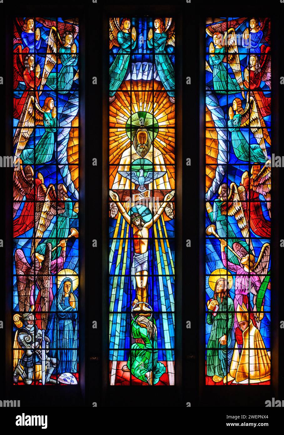 Die Heilige Dreifaltigkeit. Ein Buntglasfenster in Igreja de Nossa Senhora de Fátima, Lissabon. Stockfoto