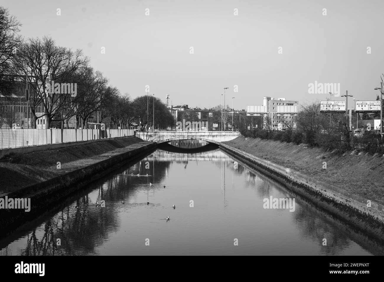 Foto am Kanal der etsch in der Nähe des Bahnhofs von verona Stockfoto
