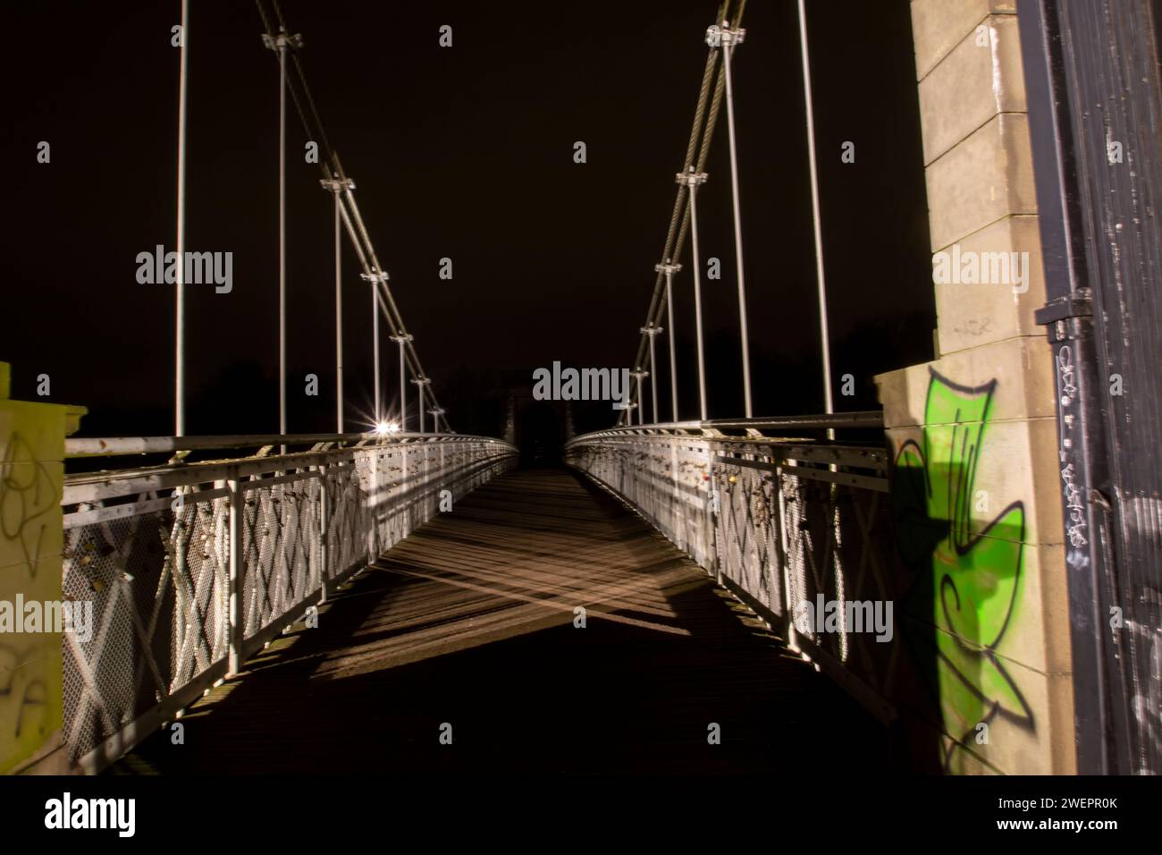 Die Wilford Suspension Bridge bei Nacht in Nottingham, Großbritannien Stockfoto