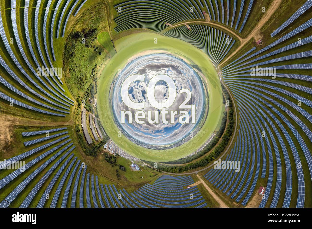 CO2 neutrales Textsymbol vor blauem kleinen Planeten auf grünem Grashintergrund Stockfoto