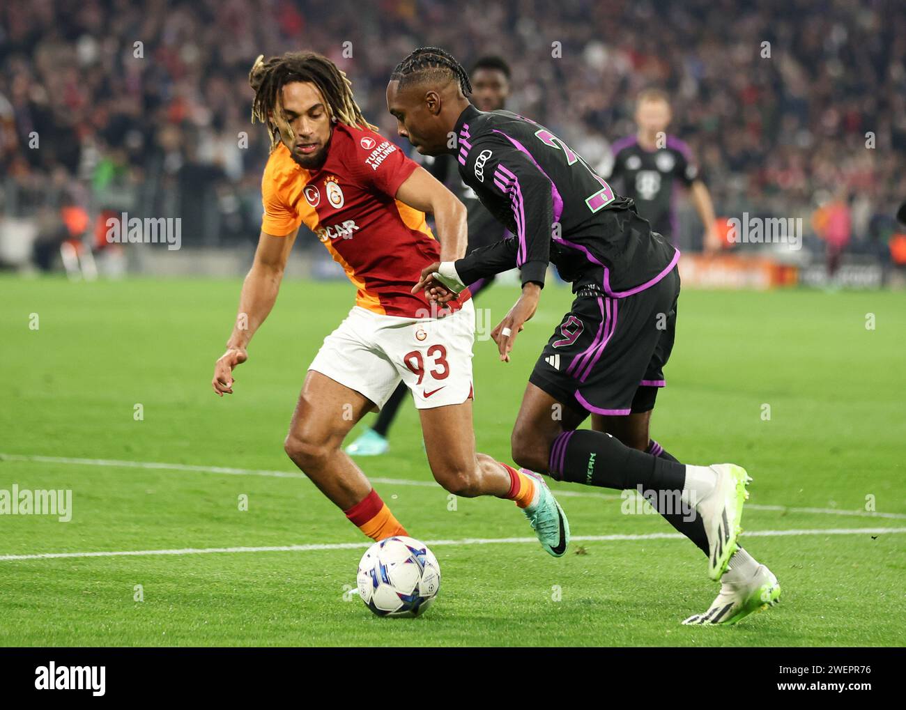 Sacha Boey von Galatasaray Istanbul Mathys Tel vom FC Bayern München ...