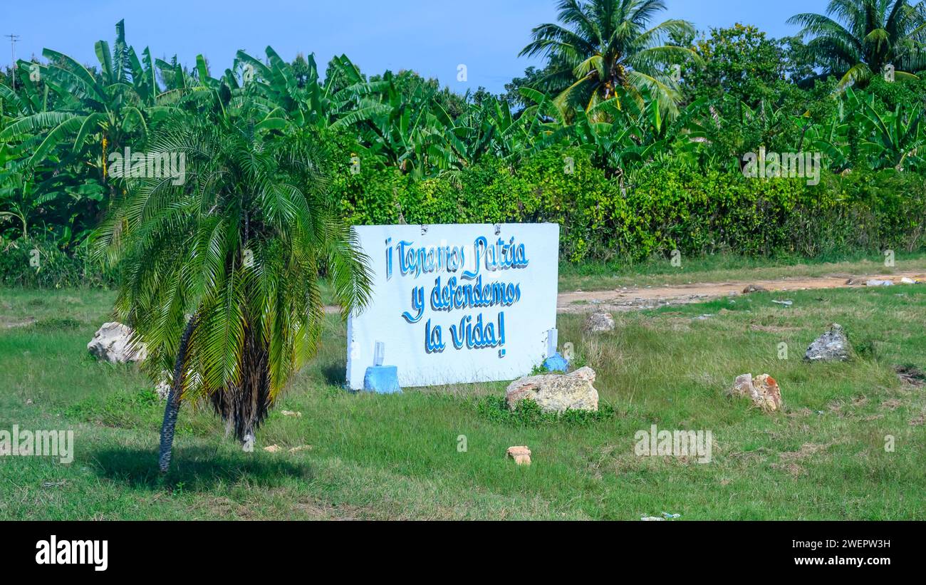 Zement-Propaganda-Schild mit der Aufschrift Tenemos Patria y Defendemos la Vida, ländliche Matanzas Stockfoto